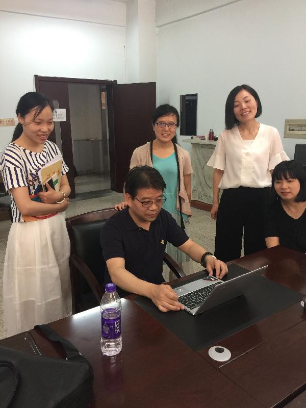 同博士回答教師的提問 同博士回答教師的提問