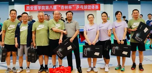 說明: 一群人站在一起 描述已自動生成 說明: 一群人站在一起 描述已自動生成