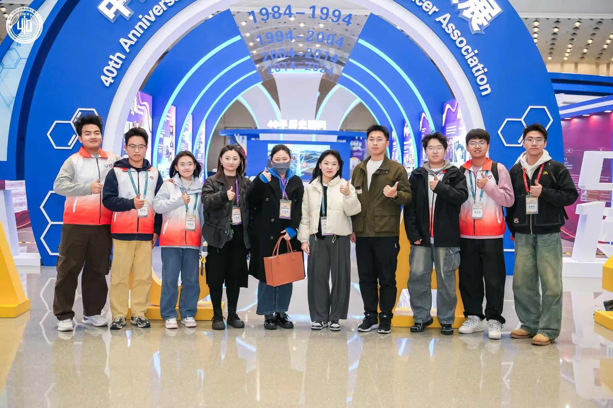 志愿者及帶隊(duì)教師合影 志愿者及帶隊(duì)教師合影