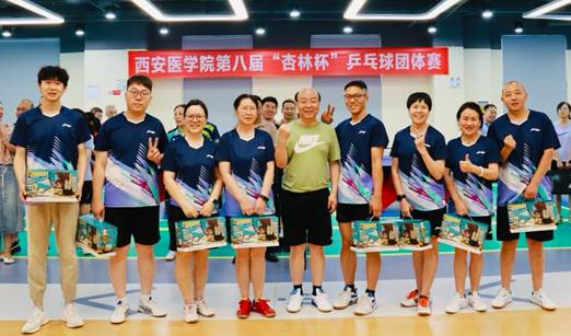 說明: 一群人站在臺上 低可信度描述已自動生成 說明: 一群人站在臺上 低可信度描述已自動生成