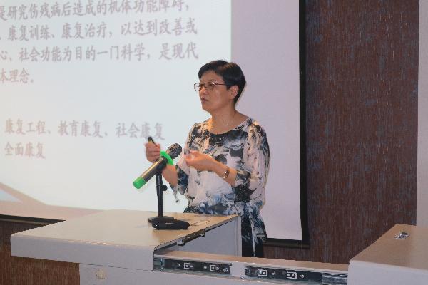 張巧俊主任耐心回答師生問題 張巧俊主任耐心回答師生問題