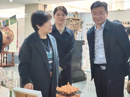 說明: H:\近期工作\9月28日-書畫攝影展\照片\5-蘇虞磊介紹手工作品.jpg