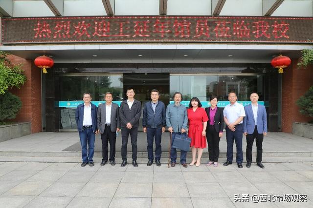陜西省文史館館員王延年向抗疫一線醫(yī)護人員捐贈書法作品